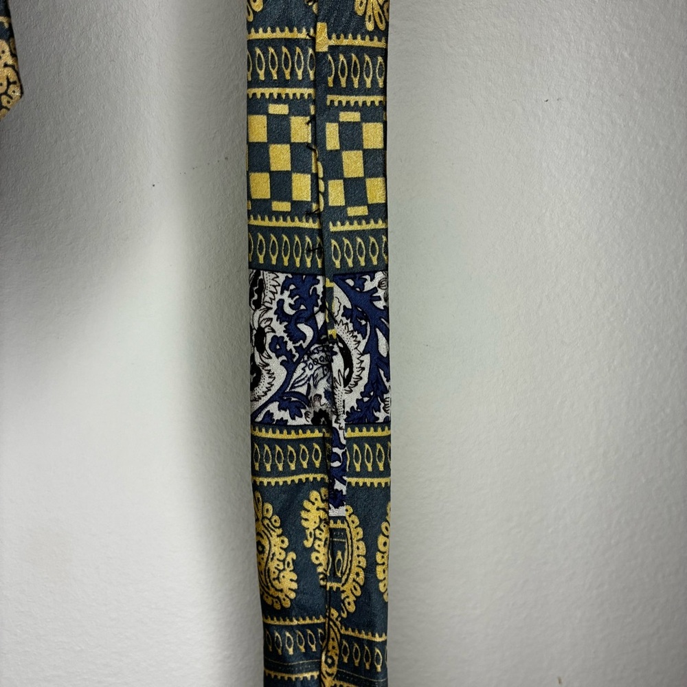 Bosa 100% Silk Tie โ Classic & Sophisticated - Picture 3 of 5
